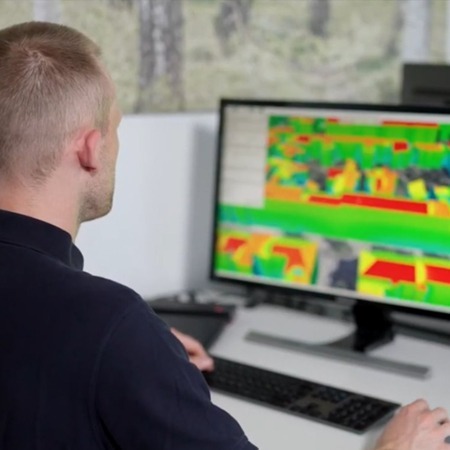 Mann testet am Computer die Solarpotenzialanalyse mit VC Solar über die Demo-Anwendung