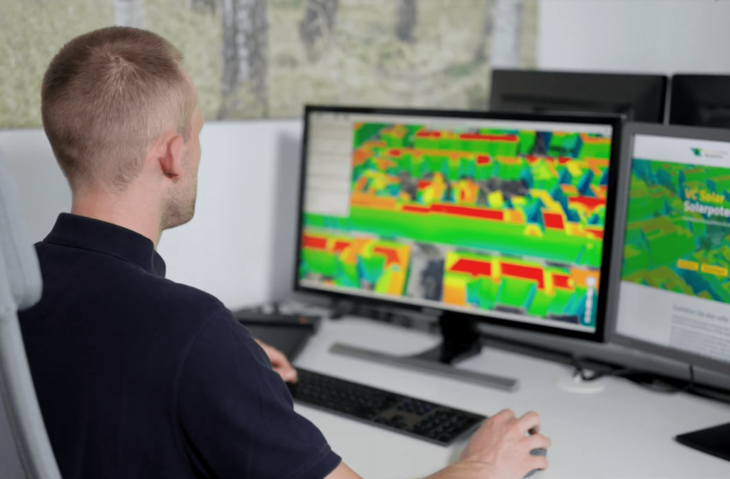 Mann testet am Computer die Solarpotenzialanalyse mit VC Solar über die Demo-Anwendung
