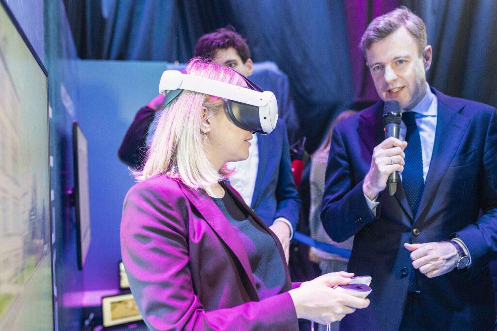 Verena Hubertz explores Mödlareuth in VR