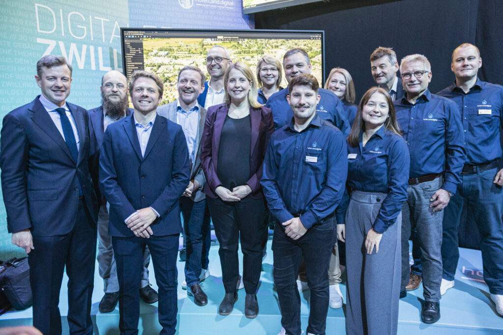 Gruppenbild mit Verena Hubertz und Projektbeteiligten