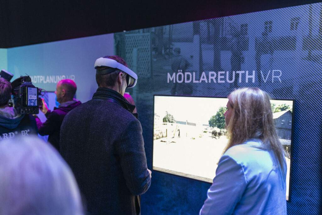 Visitor tests VR experience of Mödlareuth