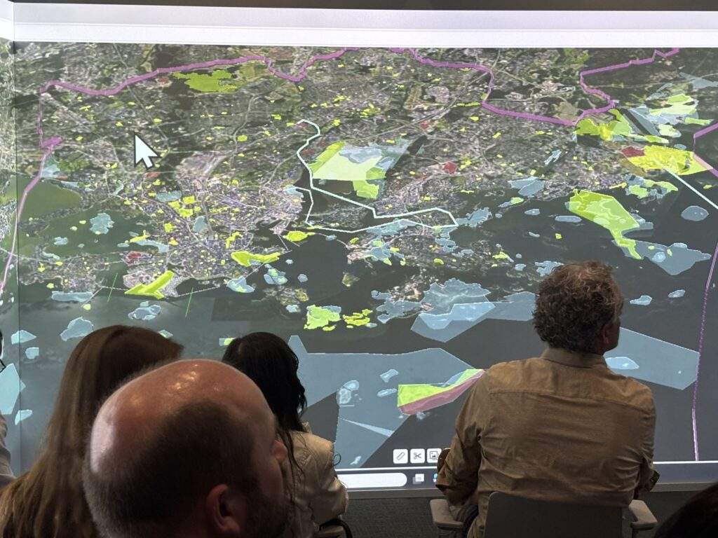 Präsentation eines Digitalen Zwillings mit Geodaten und Stadtmodell beim 5CC+ Treffen 2026 in Helsinki